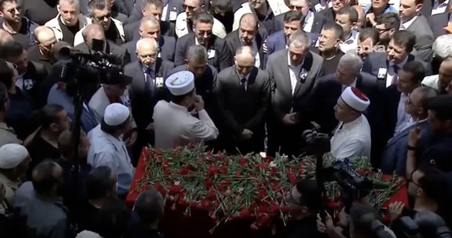 Cenaze töreninin önüne geçen görüntü! Kılıçdaroğlu alana alkışlarla girdi