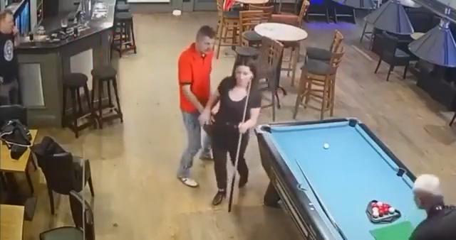 Eşini taciz eden sarhoş adamı tek yumrukla bayılttı