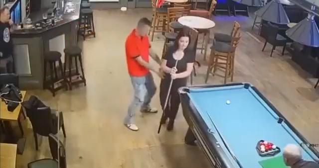 Eşini taciz eden sarhoş adamı tek yumrukla bayılttı