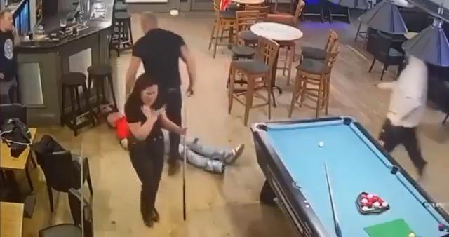 Eşini taciz eden sarhoş adamı tek yumrukla bayılttı