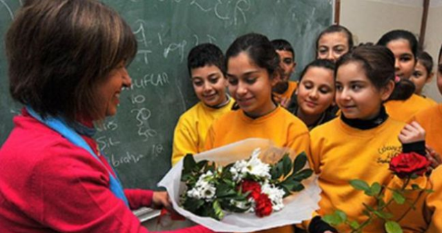 Öğretmenler Günü ne zaman? 2025 Öğretmenler Günü hangi güne denk geliyor, resmi tatil mi?