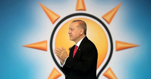 AK Parti'ye geçen belediye başkanları kim, hangi partiden? Rozetleri takıldı!