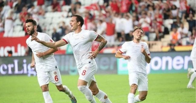 Antalyaspor - Başakşehir CANLI ŞİFRESİZ İZLE! Antalyaspor - Başakşehir maçı hangi kanalda? Antalyaspor - Başakşehir maçı canlı nereden izlenir?