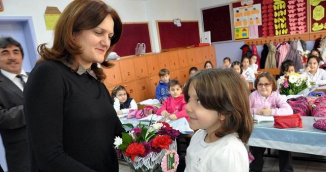 Öğretmenler Günü ne zaman? 2025 Öğretmenler Günü hangi güne denk geliyor, alınabilecek hediyeler?