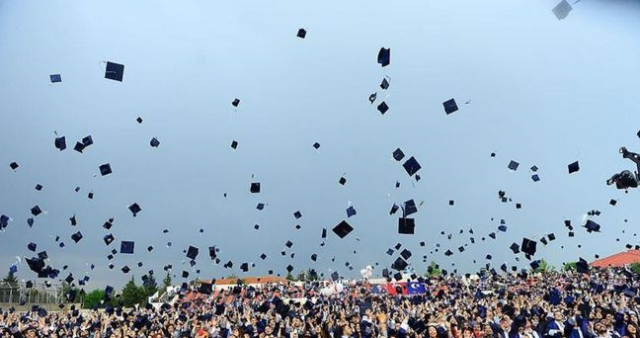 Üniversite öğrencileri 3 yılda mezun olabiliyor mu? Üniversite 3 yılda bitecek mi?