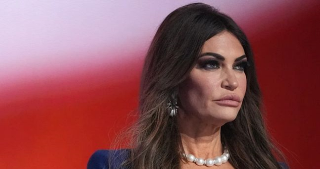 کیمبرلی گیلفویل در جشن‌های روز شکرگزاری چه پوشید؟ لباس سفیر آمریکا کیمبرلی گیلفویل در روز شکرگزاری!