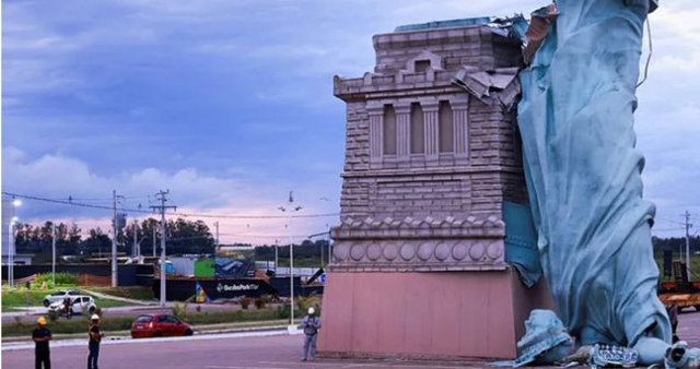 آیا مجسمه آزادی فرو ریخته است، چرا تخریب شد؟ مجسمه آزادی چند متر ارتفاع دارد، نسخه مشابه آن کجاست و نسخه اصلی کجا قرار دارد؟