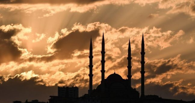 REGAİP KANDİLİ ORUCU İFTAR SAATLERİ: Bugün iftar kaçta? 25 Aralık Perşembe akşam ezanı saat kaçta okunuyor? Ankara, İstanbul, İzmir Ezan vakitleri...