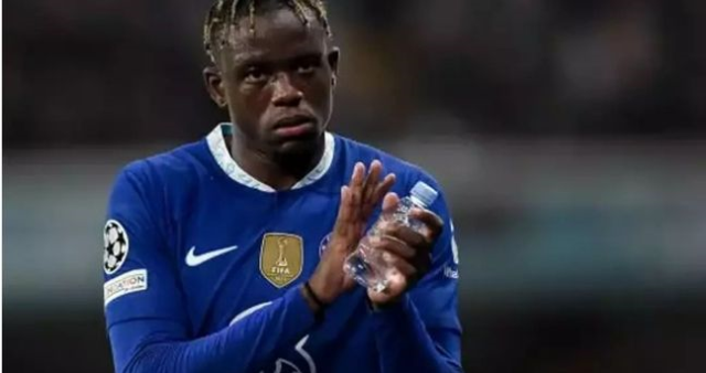 Denis Zakaria kimdir, kaç yaşında? Denis Zakaria hangi takımlarda oynadı, mevki ne? Denis Zakaria Beşiktaş'a mı transfer oluyor?