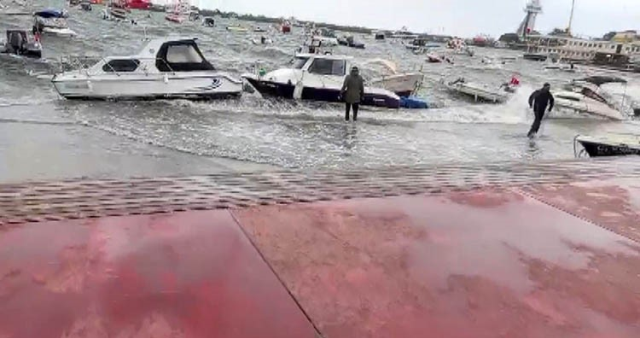 İstanbul'u fırtına vurdu! Dev dalgalar tekneyi oyuncak gibi savurdu