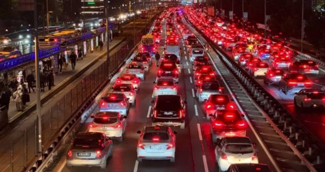 İstanbul'da trafik var mı? SON DAKİKA! 10 Ocak hangi ilçelerde trafik var, hangi yollar kapalı?