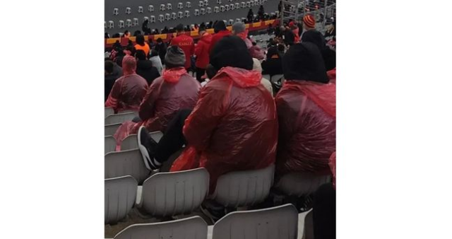 Fenerbahçe yağmurluk fiyatları ne kadar? Fenerium yağmurluk fiyatı ne kadar? GS FB Süper Kupa maçında dağıtılan yağmurluk satışa mı çıktı?