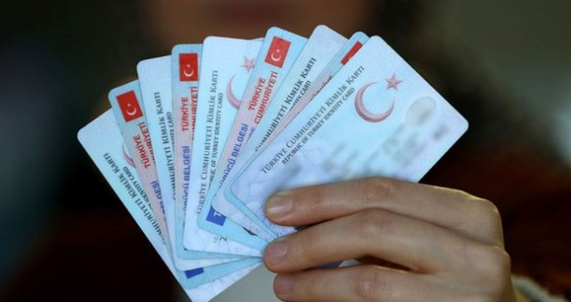 Evlendikten sonra kadın kendi soyadını kullanabilir mi? Evlendikten sonra soyadı değişmek zorunda mı?