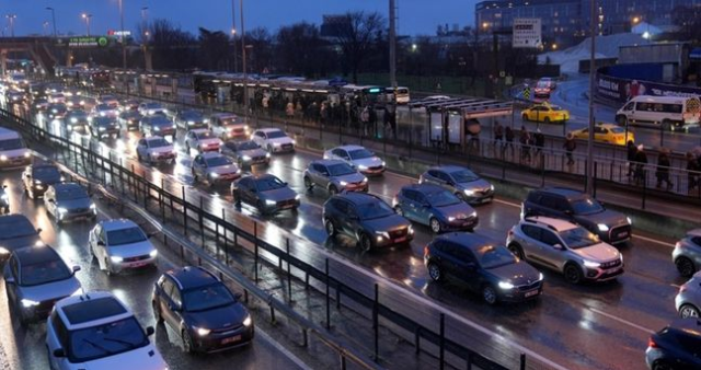 İstanbul'da trafik var mı? SON DAKİKA! 10 Şubat hangi ilçelerde trafik var, hangi yollar kapalı?