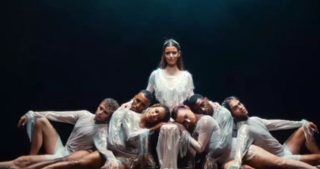 Beren Saat şarkı mı çıkardı? Beren Saat'in çıkardığı İngilizce şarkısının ismi nedir?