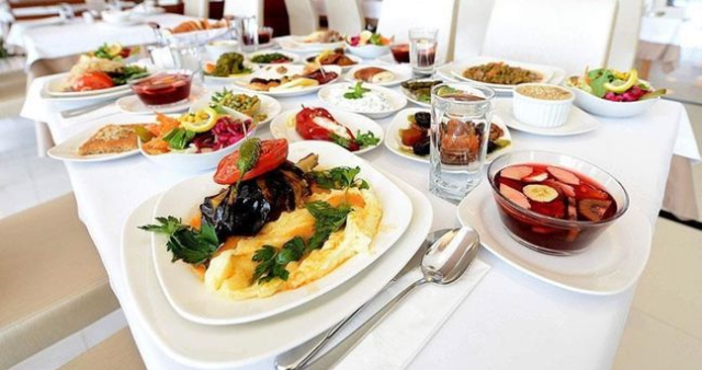 İftar Duası (ARAPÇA TÜRKÇE): Oruç açarken hangi dualar okunur, nasıl dua edilir? İftar duası Arapça ve Türkçe okunuşu!