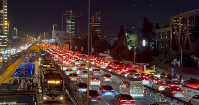 İstanbul'da trafik var mı? SON DAKİKA! 25 Şubat hangi ilçelerde trafik var, hangi yollar kapalı?
