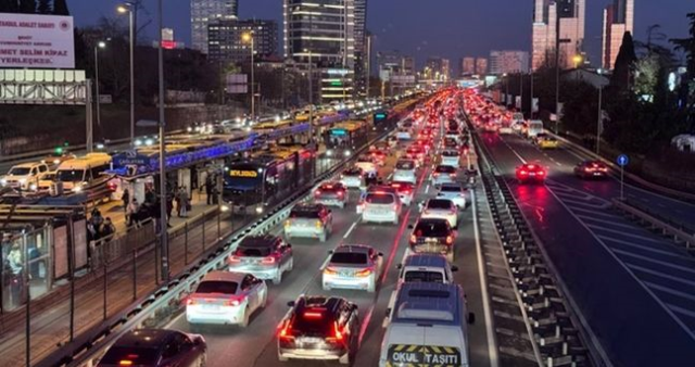 İstanbul'da trafik var mı? SON DAKİKA! 26 Şubat hangi ilçelerde trafik var, hangi yollar kapalı?