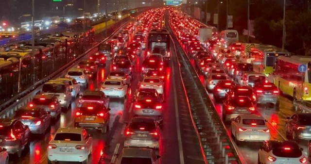 İstanbul'da trafik var mı? SON DAKİKA! 27 Şubat hangi ilçelerde trafik var, hangi yollar kapalı?