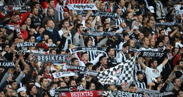 Beşiktaş taraftarına kılıç mı çektiler? Göztepe taraftarları Beşiktaş taraftarına mı saldırdılar, kim saldırdı?
