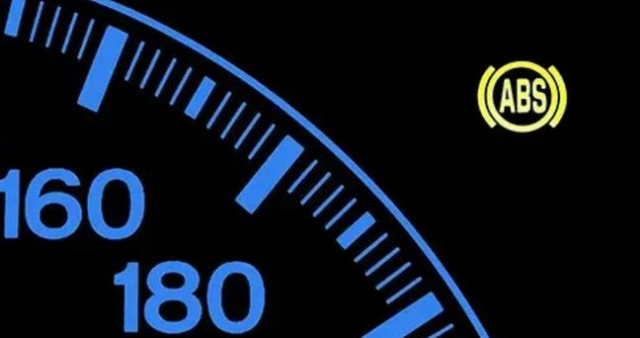 TOYOTA ARIZA LAMBALARI VE ANLAMLARI (Corolla, Auris, Yaris) Toyota arıza ışıkları neden yanar, nasıl söndürülür?