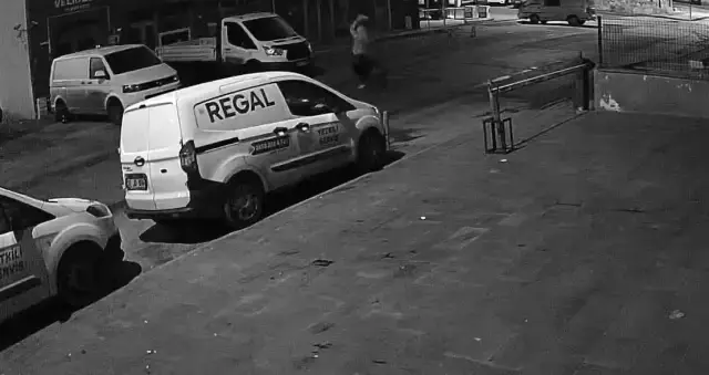 Kimse ne yaptığına anlam veremedi, taşla arabaların camını kırdı