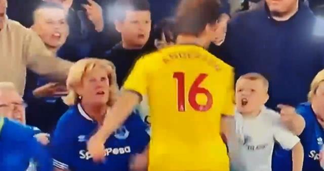 Premier Lig'de olay taciz! Kadın taraftar, yıldız futbolcuya yaptığıyla hayrete düşürdü