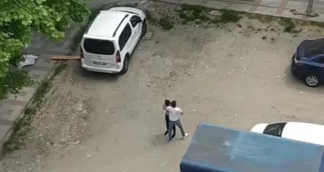 Bağcılar'da kız arkadaşını döven gence engel olmaya çalışan esnafın başına gelmeyen kalmadı