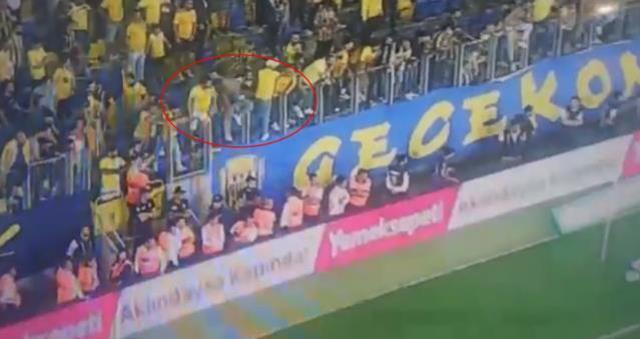 Görüntüler ortaya çıktı! Futbolculara uçan tekme atan taraftar tribünden sahaya böyle atlamış