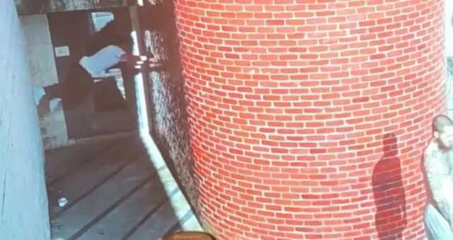 Cinayet yükümlüsü iki duvar arasındaki boşluğa tırmanarak cezaevinden kaçmayı başardı