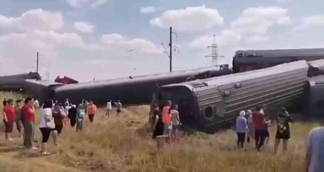 Rusya'da facia! 800 yolcuyu taşıyan tren demiryolu kavşağında kamyonetle çarpıştı