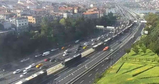 İstanbul'da metrobüs yangını! Yolcular can havliyle kendilerini dışarı attı