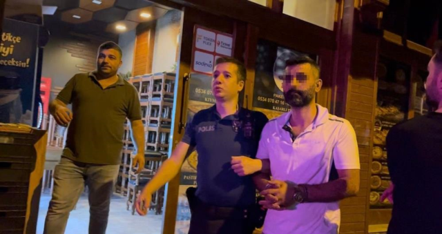 Polis kendisine bıçak çeken şahsı böyle etkisiz hale getirdi