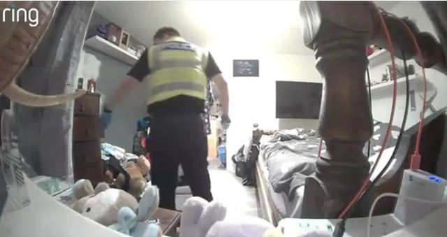 Polis, arama yaptığı evde ev sahibi kadının iç çamaşırlarını çaldı