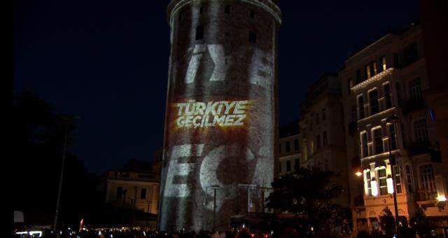 Galata Kulesi'nde 15 Temmuz'a özel mapping gösterisi duygu dolu anlar yaşattı