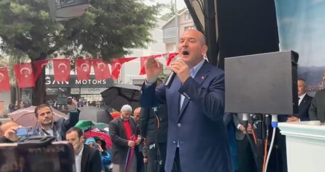 Bakan Soylu'nun mitinginde gökkuşağı renkli şemsiyeye müdahale! Korumalar böyle kapattırdı