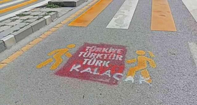 Trafikteki Kürtçe uyarılara yazılan, 'Türkiye Türk'tür Türk kalacak' yazısı Van'ı karıştırdı