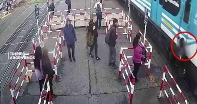 Arjantin'de telefonuna bakarak raylardan geçen kadına tren çarptı