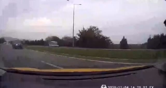 Taksi şoförünün manevra yapıp kazayı önlediği anlar araç içi kamerasına yansıdı