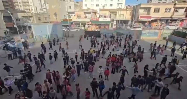 Siirt'te öğrenciler 'Kabe'de Hacılar' ilahisine hep birlikte eşlik etti