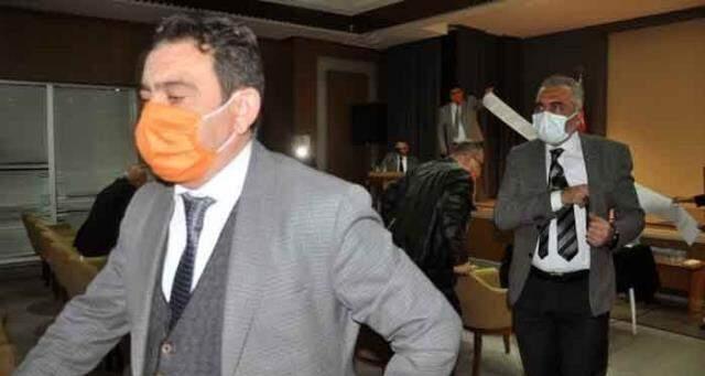 CHP'liler AK Parti döneminde satılan yerlerin listesini belediye meclisinde açınca, AK Partililer salonu terk etti