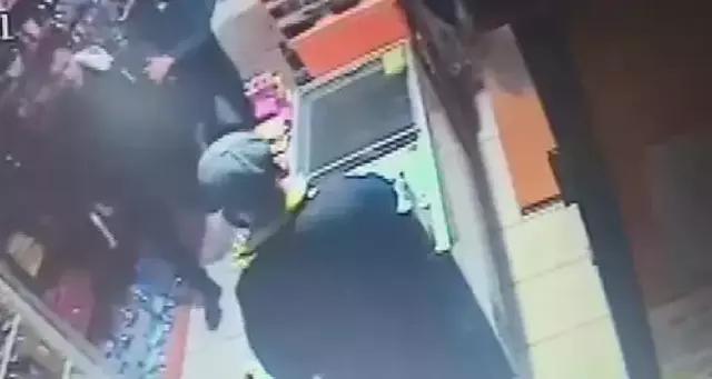 Laf attığı genç kızın dayısı deliye döndü, silah kabzasını tuttuğu gibi çocuğun kafasına geçirdi