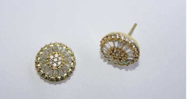 Rüyada altın küpe görmek ne anlama gelir? Rüyada başkasının altın küpe taktığını görmek nedir? Rüyada altın küpe taktığını görmek ne demek?