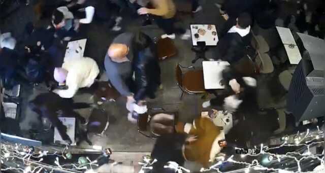 'Ölmek istiyorum' diyerek çantayı insanların üzerine fırlatmıştı! Vatandaşın korkudan birbirini ezdiği anlar kamerada