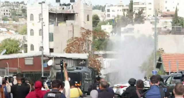 Son Dakika: Mescid-i Aksa'da cuma saatinde yine aynı manzara! İsrail polisi gaz bombası attı