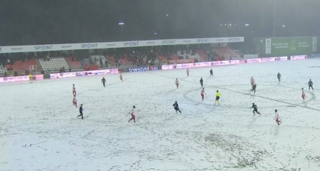 Ümraniyespor Sakaryaspor maçı ertelendi mi? Ümraniyespor Sakaryaspor iptal mi, tatil mi edildi (KAR YAĞIŞI)?