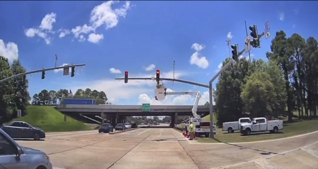 18 tekerlekli tır, trafik ışıklarının bakımını yapan işçiye çarptı