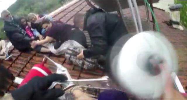 Sinop'taki selde çatıdan beyaz bayrak sallayarak yardım isteyen vatandaşlar helikopterle kurtarıldı