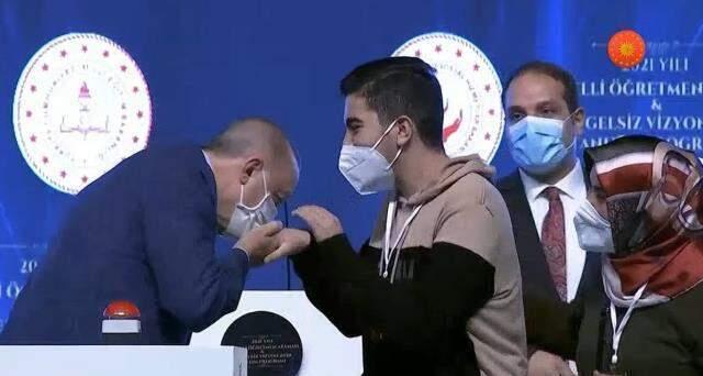 Cumhurbaşkanı Erdoğan'ı duygulandıran hediye! Engelli gencin elini öperek karşılık verdi