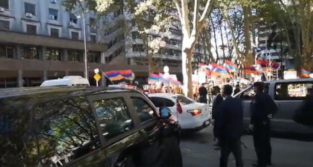 Bakan Çavuşoğlu, Uruguay'da Türkiye aleyhine slogan atan Ermeni protestoculara 'Bozkurt' işareti ile yanıt verdi